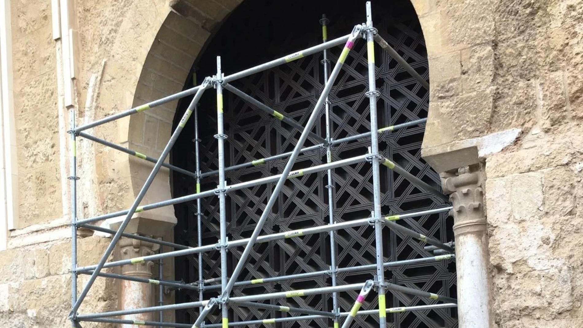 Retirada de la celosía de la Mezquita-Catedral / Foto: La Razón