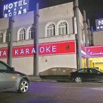 El karaoke «El cielo y el mundo» se encuentra ubicado en Parla, muy cerca de Cobocalleja, el mayor polígono chino de Europa. Los agentes de policía han practicado allí multitud de redadas, pero vuelven a abrir de forma sistemática con apariencia de un local de ocio más