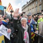 La exconsellera del Govern Clara Ponsatí (c) acompañada por su abogado, Aamer Anwar.