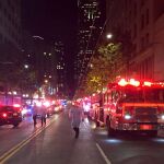 Varios miembros de los servicios de emergencia desplegados en el lugar después de que cinco personas resultaran heridas en un tiroteo
