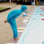 Una mujer luce un «burkini» en un parque acuático.