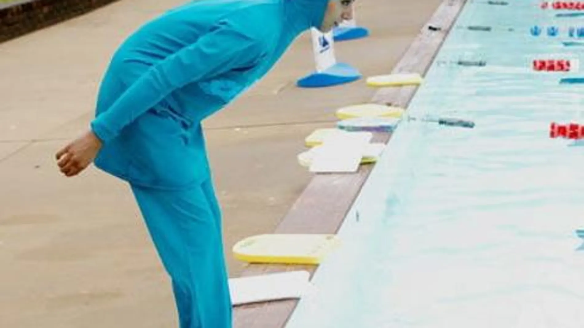 Una mujer luce un «burkini» en un parque acuático.