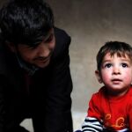 Sayed Asadullah se sienta junto a su hijo, llamado Donald Trump, en su casa en Kabul (Afganistán)