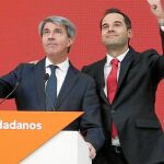 Ángel Garrido, ex presidente de la Comunidad de Madrid como miembro del PP, ayer, con el candidato de Ciudadanos a la Comunidad, Ignacio Aguado / Efe