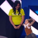 La niña que habla perfectamente siete idiomas que enamora a Rusia