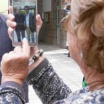 Alberto Núñez Feijóo posa ayer para una foto tras votar en su colegio electoral de Vigo, Pontevedra