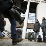 Un gran número de medios de comunicación se han acreditado para cubrir hoy el inicio del juicio en el Tribunal Superior de Justicia de Navarra contra cinco jóvenes acusados de una supuestamente violar a una joven de 18 años en los sanfermines del 2016.