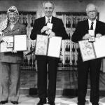 Imagen de 1994 de Simón Peres, junto al presidente palestino, Yaser Arafat, y el entonces primer ministro de su país, Isaac Rabin, tras recibier el Premio Nobel de la Paz