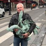 El empleado de una empresa de restauración muestra orgulloso el gallo tras rescatarlo de los escombros El empleado de una empresa de restauración muestra orgulloso el gallo tras rescatarlo de los escombros