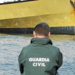 Un guardia civil en la playa de Algeciras, donde se ha disparado la criminalidad
