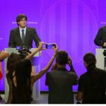 El presidente de la Generalitat de Cataluñaa Carles Puigdemont, y el vicepresidente del Govern y conseller de Economía, Oriol Junqueras, comparecen ante los medios de comunicación en el Palau de la Generalitat