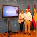 La consejera Noelia Arroyo ayer junto al conseller de Transparencia Manuel Alcaraz