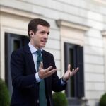 El diputado del Partido Popular y candidato en la primarias para presidir su partido, Pablo Casado, realiza declaraciones en el patio del Congreso de los Diputados/ Foto: Efe