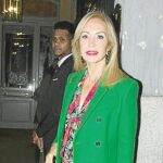 Carmen Lomana en un portal en el cumpleaños de Eugenia Martínez de Irujo