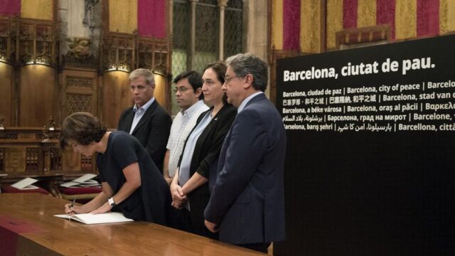 La vicepresidenta del Gobierno, Soraya Sáenz de Santamaría firma en el libro de condolencias