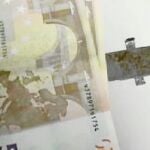 Colocaban el cepo o arpón en la ranura de donde salen los billetes para que se quedaran enganchados. Después, esperaban en las inmediaciones de la sucursal para recoger su botín