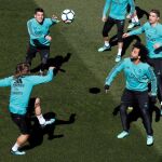 El delantero portugués del Real Madrid Cristiano Ronaldo (d), y el defensa brasileño Marcelo Vieira (2d), durante el entrenamiento en la Ciudad Deportiva de Valdebebas