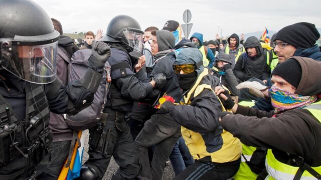 Los Mossos desalojan la AP-7 a la altura de Figueras