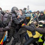 Los Mossos desalojan la AP-7 a la altura de Figueras