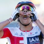 El colombiano Jarlinson Pantano celebra a la entrada en meta su primera victoria en el Tour
