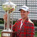 Justin Rose, con la chaqueta roja y el trofeo