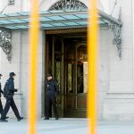 Agentes de policía vigilan el Tribunal Supremo y las calles adyacentes en el marco del dispositivo de seguridad puesto en marcha ante el juicio que comienza hoy / Foto: Cristina Bejarano