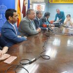 La Razón. El presidente de Renfe, Juan Alfaro, y el delegado del Gobierno en la Comunidad, Francisco Bernabé, anunciaron ayer la renovación de la flota de los trenes de Cercanías para los próximos años