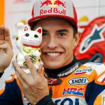 Márquez posa con el gato de la suerte que le acompaña en Motegi desde 2016. Le basta con quedar por delante de Dovizioso para ser mañana campeón del mundo/ repsolmedia