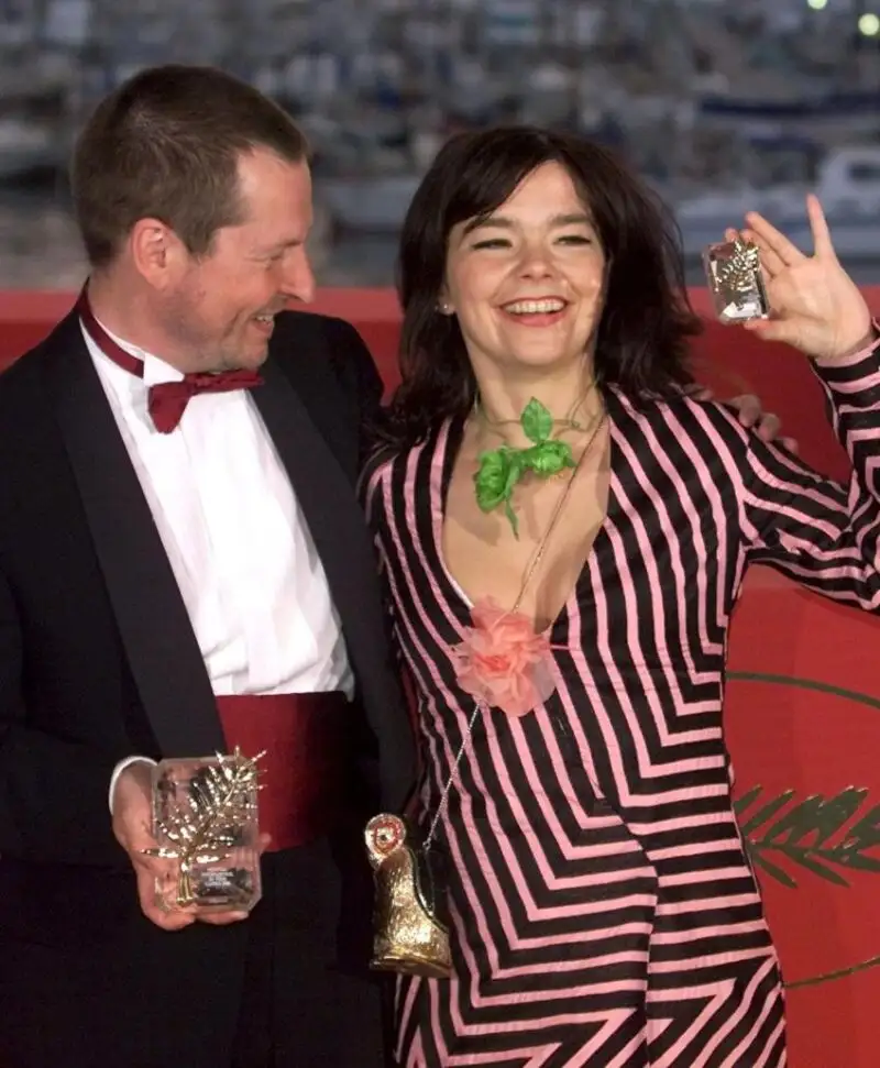 Björk porsa junto a Lars Von Trier en el Festival de Cannes de 2000