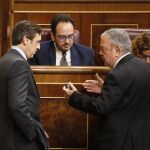 Ls portavoces del PP y del PSOE en el Congreso, Rafael Hernando (d), y Antonio Hernando, conversan en presencia del diputado del PNV Pedro Azpiazu.