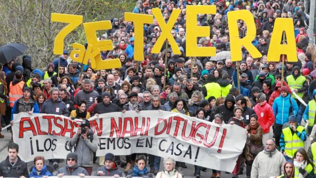Miles de personas reclamaron ayer en Alsasua que la Audiencia no juzgue a los arrestados por la agresión en un bar a dos guarcias civiles y sus parejas