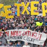Miles de personas reclamaron ayer en Alsasua que la Audiencia no juzgue a los arrestados por la agresión en un bar a dos guarcias civiles y sus parejas