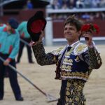 El Juli paseando la única oreja del festejo / Rubén Mondelo