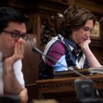 La alcaldesa de Barcelona Ada Colau, durante el pleno extraordinario y ordinario celebrado por el consistorio barcelonés, / Foto: Efe