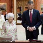 Los Reyes hoy junto a la Reina Isabel II durante un acto de la visita a Reino Unido.