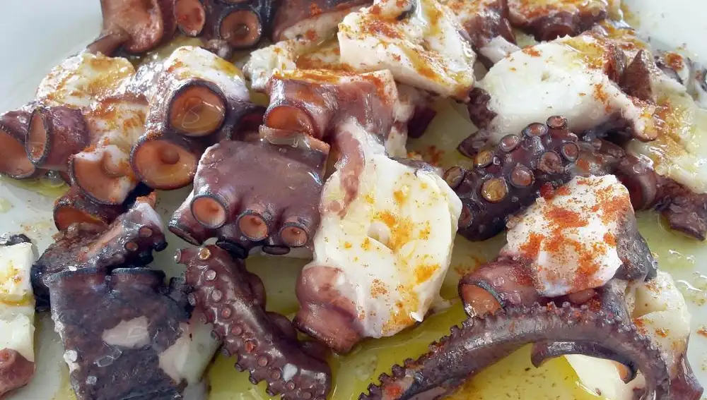 Debemos tener muy presente que toda comida pivota sobre el omnipresente «pulpo a feira». Plato de consenso gastrónomo donde la realidad