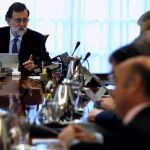El jefe del Ejecutivo, Mariano Rajoy, conversa con la vicepresidenta, Soraya Sáenz de Santamaría, durante una reunión del Consejo de Ministros/Efe