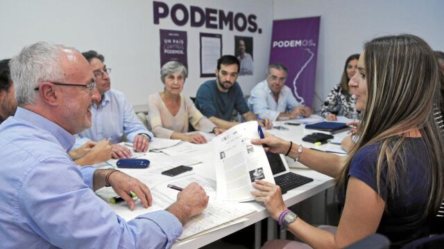 El secretario general de Podemos en Valencia, Antonio Montiel, reunió ayer a su equipo para valorar el pacto
