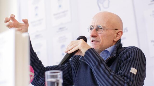 El neurocirujano italiano Sergio Canavero ofrece una rueda de prensa en Viena