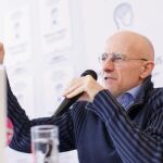 El neurocirujano italiano Sergio Canavero ofrece una rueda de prensa en Viena