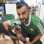 Roberto González junto a su perra Sasha, en una de las fotos que conserva junto a ella. No la ve desde el pasado mes de septiembre