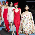 Rojos y estampados florales en el carrusel final del desfile de ayer de Menchen Tomas