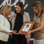 La alcaldesa de San Fernando, junto a Susana Díaz, cuando entregaron un grabado a la viuda del cantaor