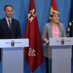La Razón. La portavoz del Ejecutivo regional, Noelia Arroyo, compareció ayer en rueda de prensa, junto al consejero de Empleo, Universidades, Empresa y Medio Ambiente, Javier Celdrán, para informar de los asuntos de Consejo de Gobierno