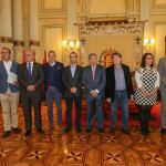 Foto de familia del alcalde de Valladolid, Óscar Puente, y del presidente de la Diputación, Jesús Julio Carnero, con Luis Cepeda, responsable de la organización, y miembros de las Denominaciones de Origen de la provincia / Dos Santos