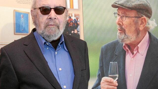 El escritor y poeta José Manuel Caballero Bonald posa ayer en el Teatro Central ante una foto suya