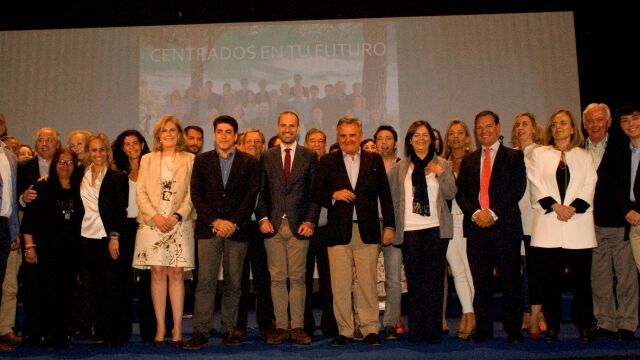 Imagen de los componentes de la candidatura en el acto celebrado ayer en la Casa de la Cultura, arropados por David Pérez, Paloma Adrados