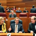 La consejera de Economía y Hacienda, Pilar del Olmo, conversa con el presidente Herrera y el vicepresidente De Santiago-Juárez, momentos antes del comienzo de la sesión plenaria