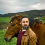 Santiago Abascal con «Green» uno de los caballos que montaba su padre en Amurrio. Foto: Alberto R. Roldán