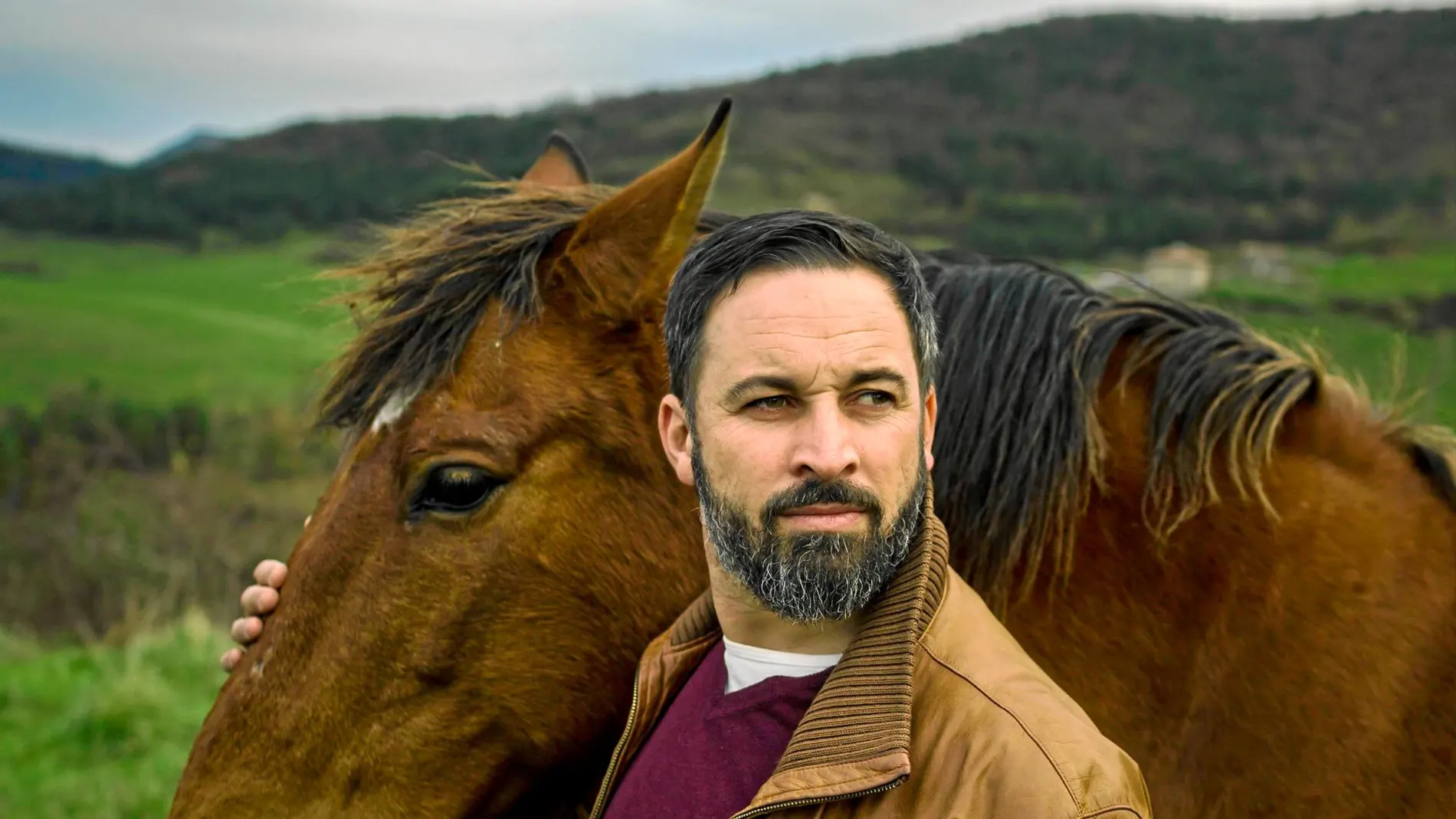 Santiago Abascal con «Green» uno de los caballos que montaba su padre en Amurrio. Foto: Alberto R. Roldán